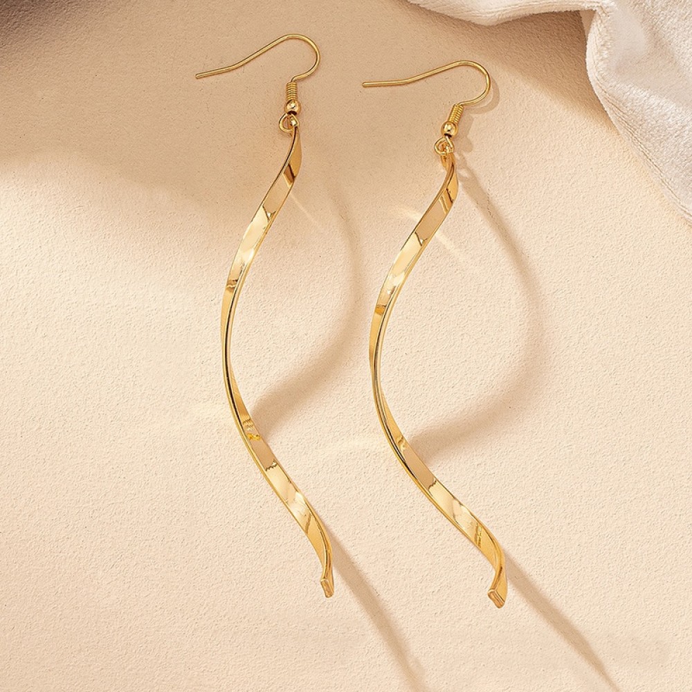 Επίχρυσα σκουλαρίκια με στριφογυριστό σχήμα