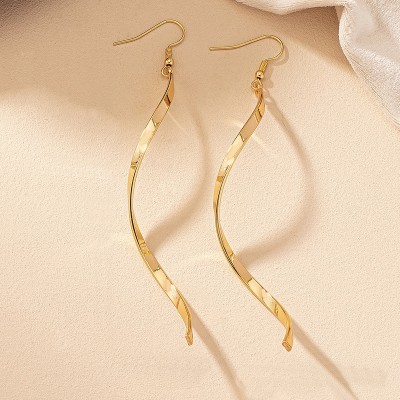 Επίχρυσα σκουλαρίκια με στριφογυριστό σχήμα