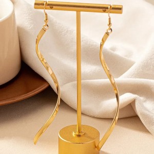 Επίχρυσα σκουλαρίκια με στριφογυριστό σχήμα