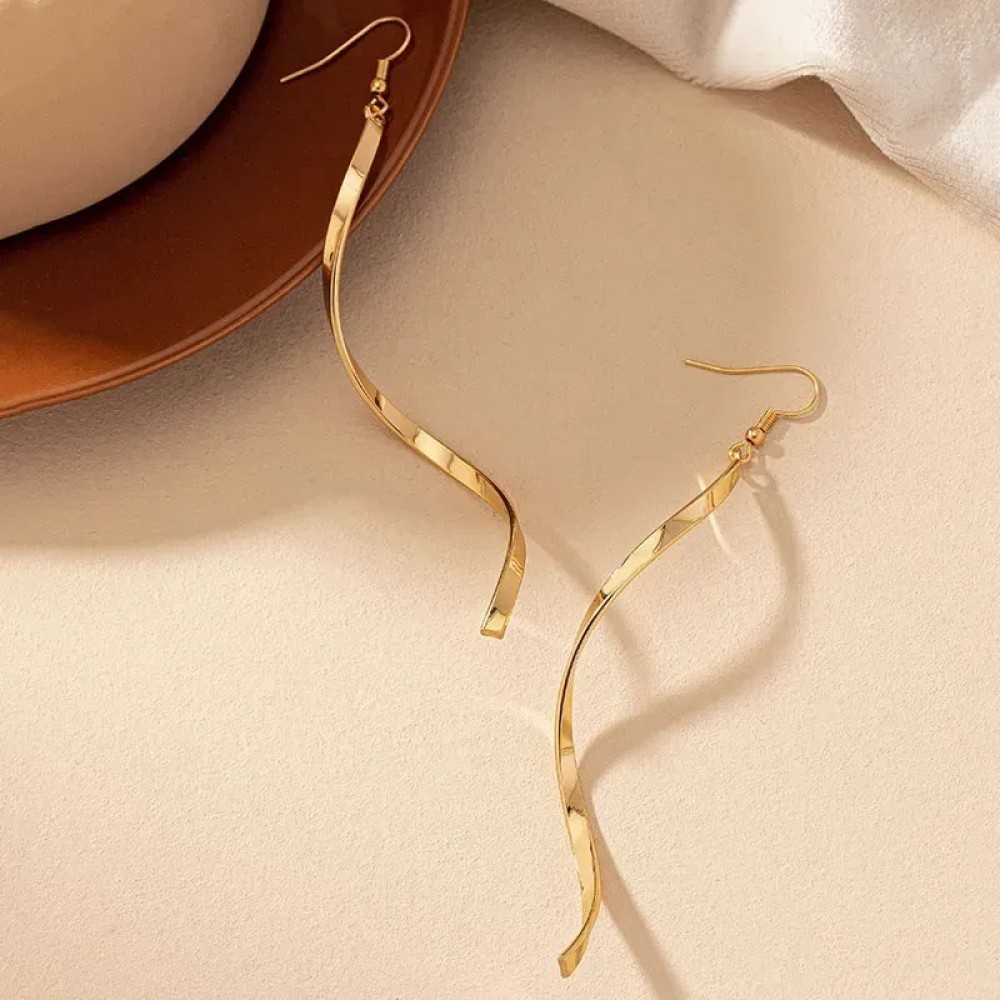 Επίχρυσα σκουλαρίκια με στριφογυριστό σχήμα