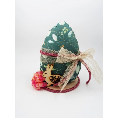 Χειροποίητο πασχαλινό αυγό πράσινο φλοράλ με ροζ κορδόνι